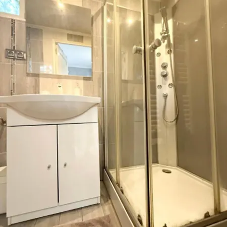 Fully Equipped With Garden Pessac